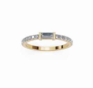 Anillo de Compromiso Clásico en Oro Amarillo con Diamante Central de Corte Esmeralda, Detalles Laterales con Pavé y Calidad de Diamante Certificada por GIA - Product Image 6