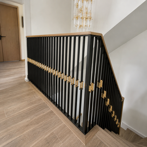 Rampe d'escalier noire moderne avec balustres en bois et accents dorés pour un design d'escalier intérieur luxueux - Product Image 2