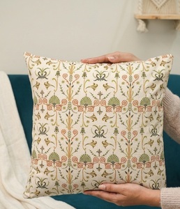 Funda de Almohada Clásica con Detalles en Algodón y Diseño de Tapicería Rústica, Artesanía de Alta Calidad 18X18 - Product Image 1