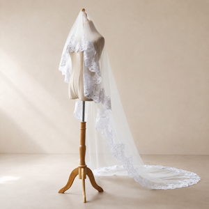 Abito <span class=keywords><strong>da</strong></span> <span class=keywords><strong>sposa</strong></span> bianco taglie forti a trapezio senza schienale <span class=keywords><strong>con</strong></span> <span class=keywords><strong>velo</strong></span>, lunghezza a terra, in pizzo <span class=keywords><strong>con</strong></span> fiori ricamati, in tulle, <span class=keywords><strong>con</strong></span> strascico a cappella, su misura, produzione in fabbrica - Product Image 1