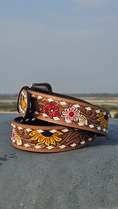 Ceinture vintage en cuir de vachette brodée géométrique style western avec boucle ardillon décorative argentée et détails en cuir artisanal - Product Image 1