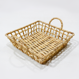 Plateau de rangement en rotin rectangulaire au design minimaliste avec poignée portable, finition naturelle non traitée pour utilisation sur table - Product Image 1
