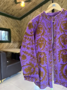 Blouson bomber brodé à la main unisexe |   Coton tricoté brodé de fleurs violettes pour l'automne/hiver |   Écologique Bohème Ethnique - Product Image 2
