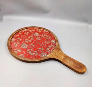 Tabla de servir rústica de madera natural para pizza y queso con diseño impreso en esmalte, forma redonda, para hoteles y restaurantes, al mejor precio. - Product Image 6