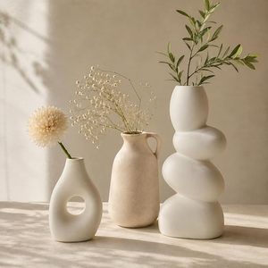 Vase en céramique blanche, style minimaliste nordique, vase à fleurs pour table, carafe décorative, centre de table pour la décoration de la maison - Product Image 1