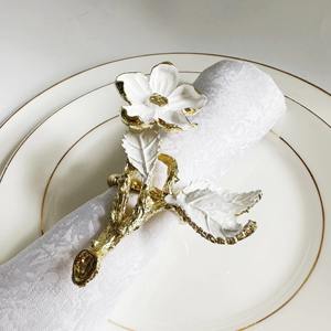 Los más bonitos servilleteros metálicos con diseño floral se pueden usar de forma creativa, sirviendo también como soportes para tarjetas de presentación o pequeños detalles decorativos. - Product Image 3