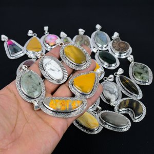 Pendentif artisanal en pierres précieuses mélangées : Bijoux faits à la main - Product Image 1