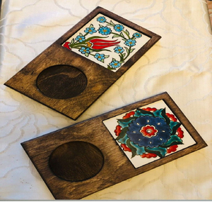 Bandeja para tazas de madera color verde azulado, con incrustaciones de azulejos marroquíes, para servir café individualmente. Disponible a precios de mayorista. - Product Image 5