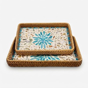 Plateau de service en rotin fait main avec incrustation de nacre, motif floral, plateau rectangulaire décoratif en osier et rotin pour la décoration de table à la maison - Product Image 1