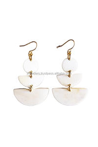 Boucles d'oreilles pendantes de luxe faites à la main de haute qualité pour femmes avec design en corne, couleurs et tailles personnalisables pour les acheteurs en gros - Product Image 2
