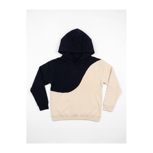 Sudadera con capucha personalizada para hombre, diseño de paneles ondulados en contraste negro y beige crema, forro polar grueso, estilo pullover. - Product Image 2