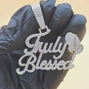 Colgante de Letra 'Truly Blessed' en Plata 925 con Moissanita de Corte Brillante Redondo, Chapado en Oro de 18K, Joyería Unisex con Temática Hip Hop - Product Image 1