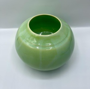Jarrón de Cerámica Verde Menta Moderno con Acabado Brillante, Diseño Curvo Compacto, Perfecto para Decoración de Mesa - Product Image 6