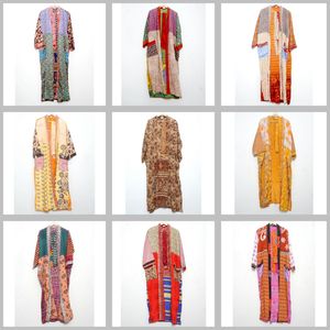 Robe de chambre kimono en soie indienne multicolore, style Kantha, vente en gros, vêtements de nuit faits main, patchwork, robe longue maxi - Product Image 1
