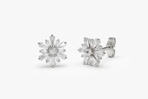 Boucles d'oreilles clous en or jaune avec diamants de laboratoire taille baguette et motif soleil - Product Image 5