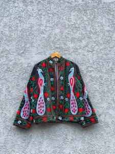 Chaqueta de Terciopelo Negro Hecha a Mano para Mujer, Bordado Floral de Pavo Real, Estilo Bohemio Étnico, Ropa de Invierno de Diseñador, Venta al Por Mayor de Moda B2B - Product Image 3
