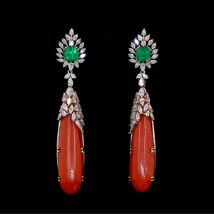 Boucles d'oreilles de luxe indiennes en émeraudes et diamants avec des gouttes de corail rouge |   Bijoux de mariage et de fête - Product Image 1