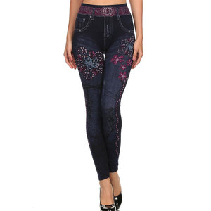 Leggings de sport pour femmes fabriqués au Pakistan, en polyester, sublimés, élégants et tendance, vêtements de fitness pour femmes. - Product Image 1
