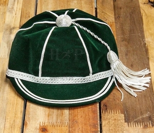 Casquette d'honneur personnalisée en velours noir avec pompon doré, casquettes d'honneur pour clubs sportifs, casquettes d'honneur traditionnelles de rugby - Product Image 4