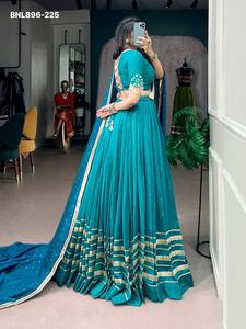 Lehenga azul de la mejor calidad en chanderi con borde ancho Gota Patti y diseño completo, conjunto de blusa con mangas con trabajo Kodi y efecto espejo, a precio mayorista. - Product Image 5