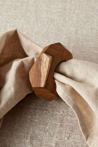 Anneaux de serviette en bois écologiques modernes pour décoration de mariage - Taille et forme personnalisables, artisanat de luxe - Product Image 6