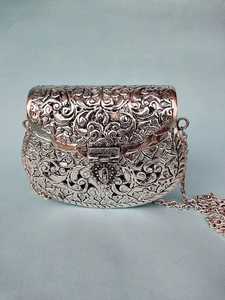 กระเป๋าถือโลหะสีเงินพร้อมลายดอกไม้แกะสลักและหูจับแบบบิดเกลียวสำหรับตกแต่งบ้าน - Product Image 5