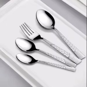 Ensemble de Couverts Métalliques Élégants pour la Table : Cuillère et Fourchette de Service, Conçus pour les Besoins d'Accueil Modernes - Product Image 1