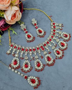 Parure de bijoux ethniques plaqués or antique avec collier, boucles d'oreilles et mangtika en pierre de cristal taille poire, pour occasions festives, vente en gros - Product Image 1