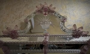 Impresionante espejo veneciano en cristal de Murano rosa con cymatium y flores - Product Image 3