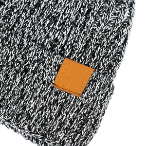 Bonnet d'hiver personnalisé en tricot côtelé doux en acrylique imprimé pour homme et femme, idéal pour le sport et la mode en extérieur - Product Image 4