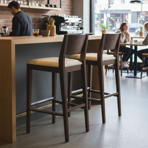 Silla de Bar Niwara de Madera de Teca Sólida de Primera Calidad, Contemporánea, Superventas, Taburete de Barra con Asiento Tapizado en Blanco, Lujosa para Hotel o Casa de Campo - Product Image 6