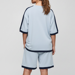 Ensemble court 2 pièces surdimensionné pour femme, 100% coton, avec logo brodé en dentelle unie, panneaux latéraux et patchs vintage de style hip-hop - Product Image 4