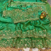 Sari en soie luxueux et élégant, orné de perles originales faites à la main, avec un chemisier assorti perlé, tendance moderne, tenue ethnique pour les fêtes