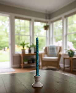 Les bougies, illustrées par des citronniers peints à la main contre un ciel bleu vif, sont parfaites pour les brunchs d'été et les fêtes dans le jardin. - Product Image 1