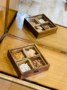 Boîte de rangement écologique en bois pour bonbons, noix et fruits secs, plateau en bambou divisé, couvercle en acrylique, présentoir de table pour Thanksgiving et Noël - Product Image 3