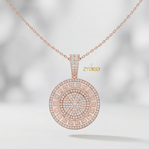 Colgante de Medallón con Diseño Griego y Diamantes, Oro Rosa, Plata 925, Chapado en Oro, Lujoso, para Mujer, Compromiso, Boda, Fiesta, Diamantes Brillantes - Product Image 1