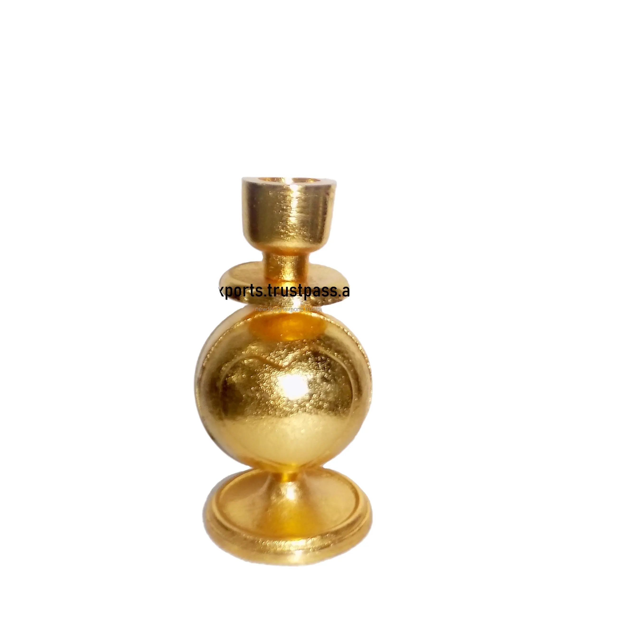 सोने के रंग धातु मोमबत्ती धारक के साथ दिल के आकार पर उभरा गेंद