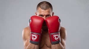 Gants de boxe en cuir véritable Dumela, cuir rouge, avec lacets blancs et logo. - Product Image 2