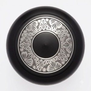 Urna Funeraria de Aluminio Negro Mate al por Mayor con Grabado de Lirio y Loto, Urna Conmemorativa para Cenizas de Adultos - Product Image 3