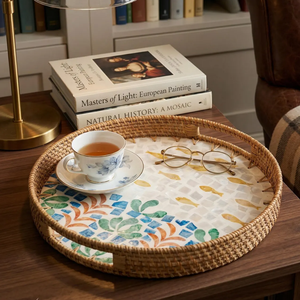 Bandeja Redonda de Ratán con Mosaico de Madreperla, Diseño de Peces y Flores, Base Elegante para Servir en la Cocina o Mesa de Centro, Venta al Por Mayor - Product Image 1