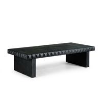 Table basse rectangulaire moderne minimaliste en bois noir premium, avec des côtés géométriques texturés uniques, style décontracté.