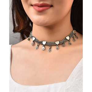 Collar Gargantilla Fino con Línea Plateada en Forma de Corazón Meera Jaipur - Product Image 3