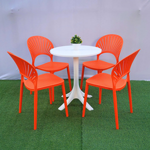 Chaise en plastique moulé orange moderne, écologique et imperméable avec dossier ventilé pour fêtes de jardin sur surface moelleuse - Product Image 1
