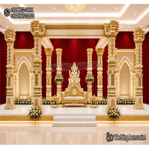 Montaje de Mandap de Boda de Lujo con Temática de Palacio en Blanco y Dorado, Montaje de Mandap de Boda Hindú Clásico con Pilares Tallados en Oro - Product Image 1