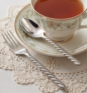 Ensemble de couverts en acier inoxydable de qualité supérieure avec poignée torsadée finition argentée, parfait pour les cafés, les repas à domicile et les tables formelles - Product Image 4