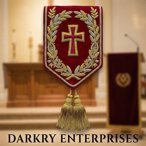 Faja de terciopelo rojo templaria bordada a mano con hilo de oro, insignia masónica personalizada con cruz y corona, y flecos plateados. - Product Image 2