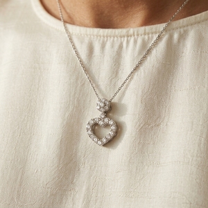 Pendentif en or blanc 18 carats avec diamant, motif cœur ouvert, halo floral, collier à pendentif en forme de grappe, avec chaîne double et diamant de laboratoire - Product Image 3