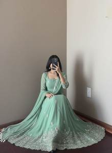 Elegante y Fluido Conjunto Anarkali Salwar Kameez Dupatta con Bordado de Red y Trabajo Latkan, Combinación de Colores Óptima, Especial para Cenas y Novias - Product Image 2