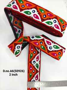 Nuestro encaje Navratri Gamthi presenta bordados vibrantes multicolor con un diseño tradicional gujarati. - Product Image 4