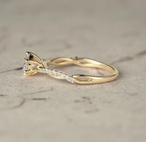 Anillo Solitario de Moissanita en Plata de Ley 925 con Baño de Oro Amarillo, Anillo Clásico de Compromiso, Boda y Aniversario para Ella - Product Image 2